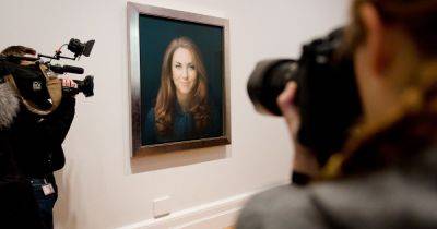 принц Уильям - Кейт Миддлтон - "Мертвый взгляд": почему убрали в хранилище первый официальный портрет Кейт Миддлтон - focus.ua - Украина - Англия - Шотландия