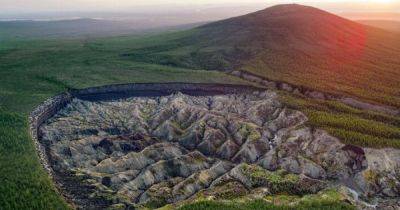 В России открылись "ворота в ад": как выглядит начавший таять кратер вечной мерзлоты (фото)