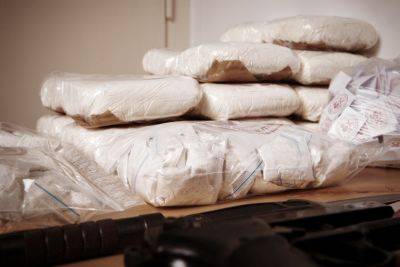 В Ирландии к берегу прибило тюки с 60 кг кокаина, местная молодежь начала поиски