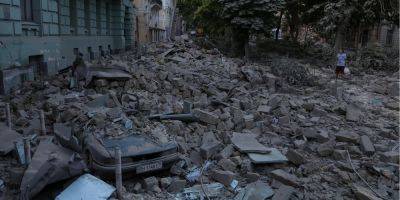 Ночной ужас в Одессе. Россияне нанесли самый масштабный удар по центру города: разрушен собор и исторические и жилые дома — фоторепортаж