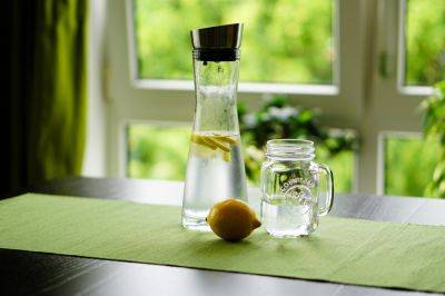 Вода с лимоном утром – польза для пищеварения – как влияет на организм