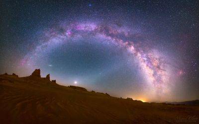 Млечный путь - в Иране фотограф снял уникальное фото галактики в виде арки в Иране