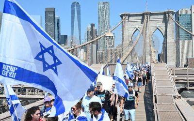 Сотни участников акции протеста против судебной реформы прошли по Бруклинскому мосту в Нью-Йорке