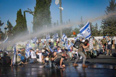 Демонстранты блокируют дороги в Кнессет. Полиция применяет водометы