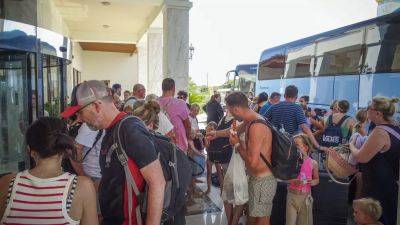 Тысячи туристов эвакуируются с острова Родос