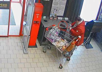 В Праге женщина присвоила чужой кошелек: видео