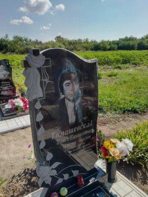 На Лозовщине ищут вандалов, разрушивших памятник жертвам Голодомора (фото)