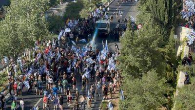 Протест в Иерусалиме: тысячи блокируют Дерех Бегин, полиция применяет водометы