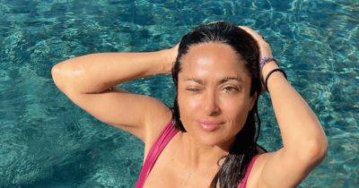 "Мексиканская Барби": Сальма Хайек показала самый трендовый купальник на август 2023 (фото)