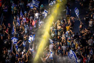 Сопротивление набирает обороты: протестующие жгут шины и вступают в столкновения с полицией