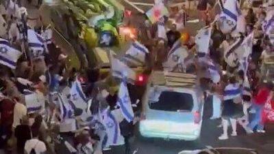 Видео: машина сбила демонстрантов возле Кфар-Сабы, есть пострадавшие