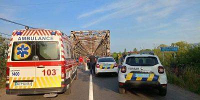 В Закарпатской области обвалился мост, пять пострадавших, в том числе двое детей