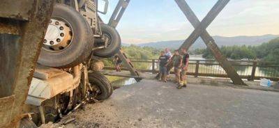 Жуткое ЧП на Закарпатье: большой мост обрушился вместе с машинами, среди пострадавших дети