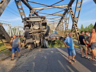 Обрушение моста на Закарпатье. В "Укравтодоре" назвали причину