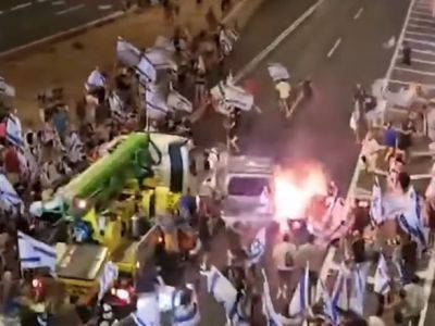 Автомобиль протаранил толпу протестующих в Израиле, три человека пострадали