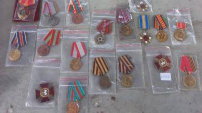 В Одесской области у женщины обнаружили ордена и медали, которые она планировала вывезти за границу