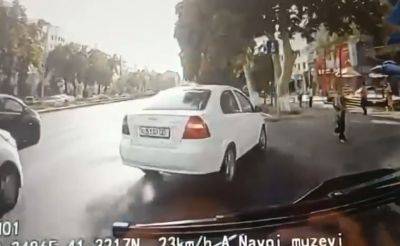 В Ташкенте водитель легковушки резко подрезал автобус. В результате инцидента пострадал пассажир. Видео
