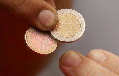 Курс евро опустился ниже 100 рублей впервые с середины июля