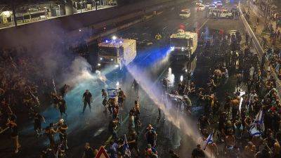 Протесты до глубокой ночи против принятой Кнессетом судебной реформы