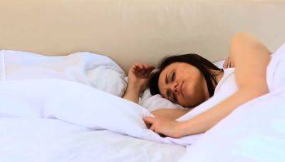 Могут образоваться тромбы: специалист рассказал о самой опасной позе для сна