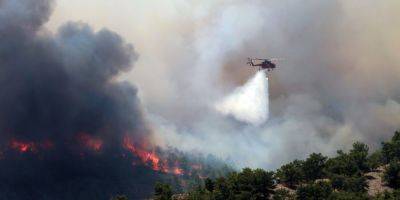 Туроператоры отменяют поездки. В Греции уже семь дней продолжаются лесные пожары, туристы уезжают — фоторепортаж