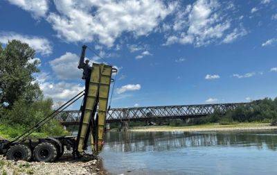 Обвал моста на Закарпатье: спасатели устанавливают временную переправу