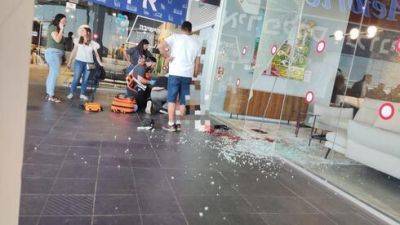 Витрина магазина рухнула на мужчину в торговом центре на севере Израиля
