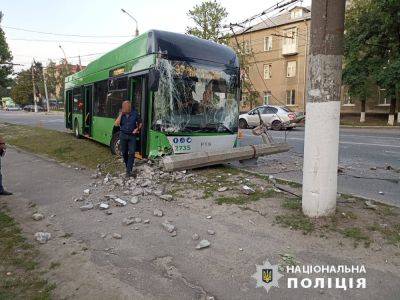 Сбил мужчину с детьми на «зебре»: подробности ДТП с троллейбусом в Харькове