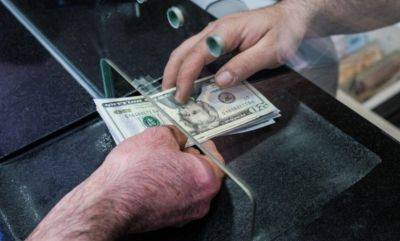 ПриватБанк выдает старые и потрепанные доллары, их не хотят принимать: что рассказывают украинцы