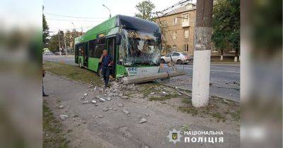 Наехал на маленьких детей и снес электроопору: в Харькове пять человек пострадали из-за отказа тормозов у троллейбуса (фото)