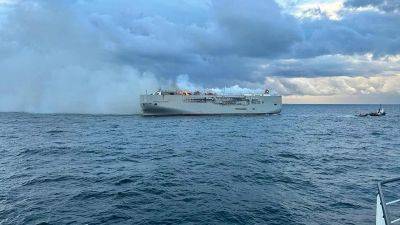 В Северном море горит грузовое судно, погиб человек