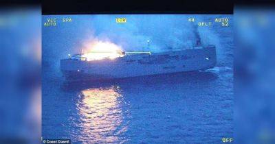 Взорвался электрокар: у берегов Нидерландов загорелось судно с почти тремя тысячами новых автомобилей, есть жертвы