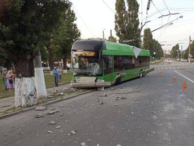 В Харькове троллейбус наехал на пешеходов и врезался в столб. Среди пяти пострадавших – двое детей