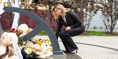 «Голуби, поднимающиеся в небо». Елена Зеленская посетила мемориал памяти жертв российского обстрела в Виннице