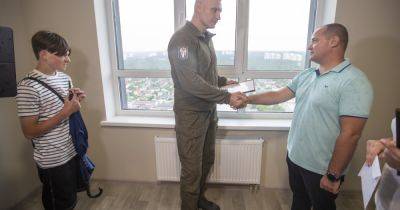 Кличко вручил переселенцам ключи от квартир для временного проживания