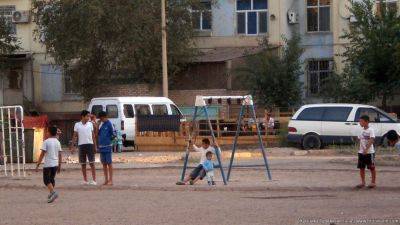 Жители Туркменистана не отправляют детей в летние лагеря из-за высокой стоимости путевок