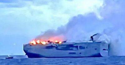В Северном море загорелось судно с тысячами автомобилей Mercedes, есть пострадавшие (видео)