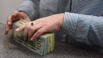 Райффайзенбанк приостановил прием и покупку наличных долларов и евро
