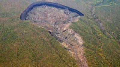 В Сибири дрон облетел кратер, который называют дверью в ад - видео
