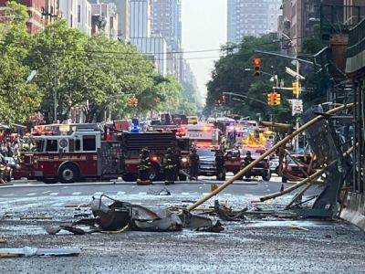 В Нью-Йорке на улицу упал строительный кран, 4 человека пострадали