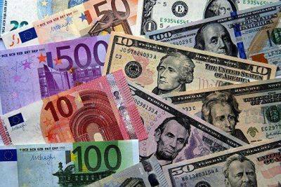 СМИ: россияне начали избавляться от запасов валюты из-за ослабления рубля - smartmoney.one - Москва - Россия - США