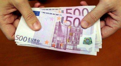 Россияне ринулись продавать запасы долларов и евро