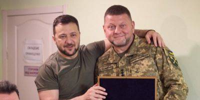 Зеленский наградил Залужного именным пистолетом, Сырскому подарил картину