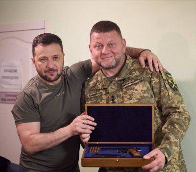 Подарил оружие и картину: Зеленский поздравил Залужного и Сырского на выездной Ставке в Днепре