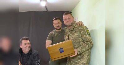 Украинские герои получили награды: Зеленский подарил Залужному именное огнестрельное оружие, а Сырскому — картину