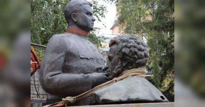 Российских идолов отправили на свалку истории: в Полтаве снесли памятники Пушкину и Ватутину
