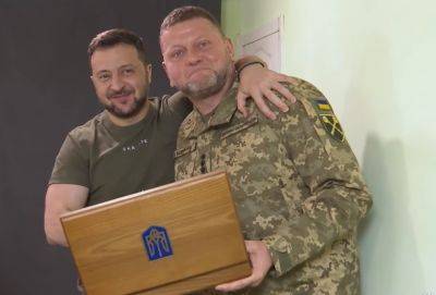 Валерий Залужный получил именной пистолет - фото и видео оружия