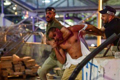 Избитого полицией в Тель-Авиве юношу вызвали на допрос