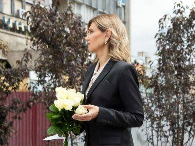 Зеленская в черном костюме и с букетом белых роз посетила мемориал памяти жертв агрессии РФ в Виннице. Видео