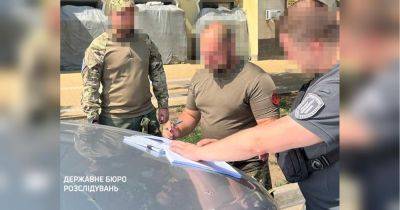 Выдавал «липовые» документы для бегства за границу: ДБР разоблачило взяточника-военкома